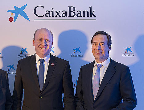Gonzalo Gortázar, consejero delegado de CaixaBank, con Uwe Becker, alcalde de Fráncfort