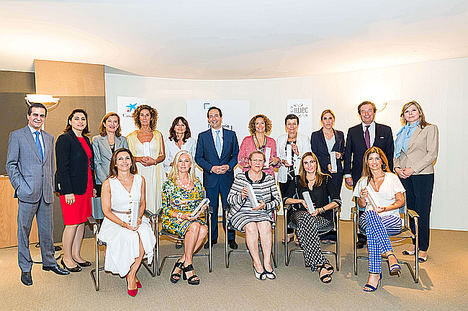 Gonzalo Gortázar, consejero delegado de CaixaBank, con un grupo de finalistas del Premio Mujer Empresaria 2018.
