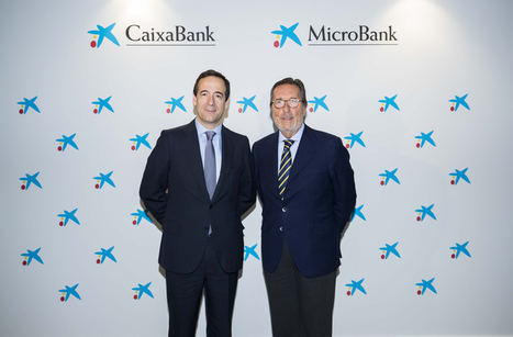 Gonzalo Gortázar, consejero delegado de CaixaBank, y Antoni Vila, presidente de MicroBank.
