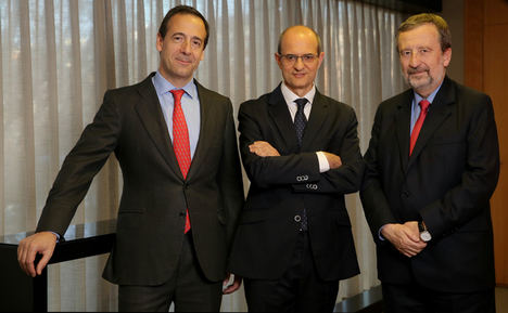 Gonzalo Gortázar, presidente; Javier Valle, director general y Tomás Muniesa, vicepresidente ejecutivo-consejero delegado de VidaCaixa.