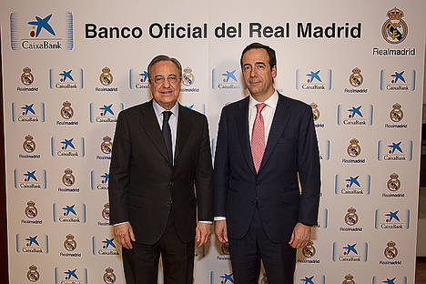 Gonzalo Gortázar y Florentino Pérez durante la firma del acuerdo.