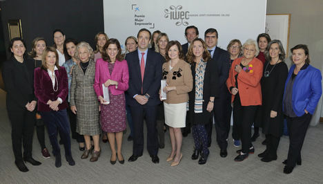 Gonzalo Górtazar con las finalistas de la primera edición del Premio Mujer Empresaria de CaixaBank.