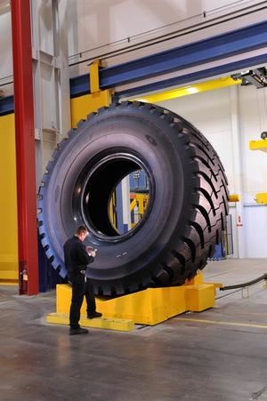 El neumático más grande de Goodyear, mide y pesa como un elefante
