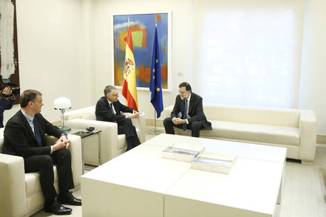 De izqda a dcha): Maxime Picat, Director de la Región Europa del Grupo PSA; Carlos Tavares, Presidente del Grupo PSA; y Mariano Rajoy, Presidente del Gobierno de España.