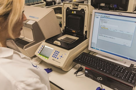 El laboratorio de microbiología de HC Marbella permite detectar el Covid-19 por RT- PCR en menos de 24 horas
