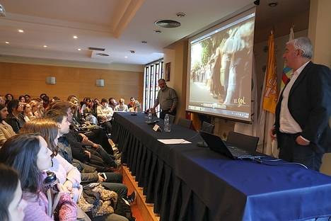 El publicista Paco Segovia y el profesor de la Universidad CEU San Pablo Fernando Marugán en un momento del Homenaje, al que acudieron numerosos alumnos. 