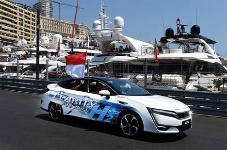 El príncipe Alberto al volante del Honda Clarity Fuel Cell en el Gran Premio de Mónaco de F1