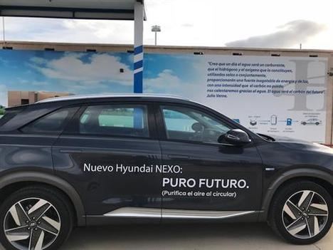 El primer eléctrico de pila de combustible matriculado en España, el Hyundai Nexo, recibe su primera recarga