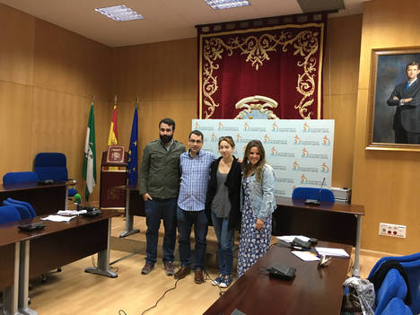 El coordinador del IAJ en Córdoba, Alberto Mayoral con el concejal de juventud del Ayuntamiento de Puente Genil, Jesús López, y la Presidenta de la Asociación Europa 2020, María Sol Gutiérrez.