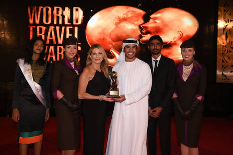 Linda Celestino, Etihad Airways' Vice Presidenta de Guest Services y Abdulrahman Al-Hadhrami, Manager Marketing Communications,reciben los premios a ‘Aerolínea Líder a nivel mundial’ y ‘First Class Líder a nivel mundial’ que les entrega Graham Cooke, Presidente de los World Travel Awards.