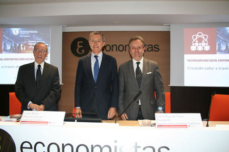 De izda. a dcha: Lorenzo Lara, vicepresidente del Consejo General de Economistas de España, Carlos Prieto, director de la Cámara de Comercio de Madrid y Carlos Puig De Travy, presidente del Registro de Economistas Auditores.