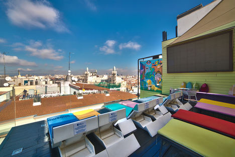 La terraza del Hotel Indigo Madrid Gran Vía, la opción perfecta en el corazón de la ciudad para refrescarse este verano
