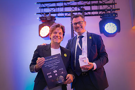 Iban Cid, director general de Germark, posa a la derecha de la imagen con el World Label Award.