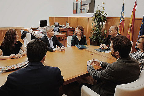 Idoia Maguregui y Manuel Palomar, durante la reunión.