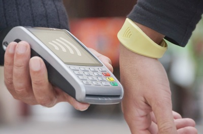 CaixaBank alcanza los 100.000 clientes de pulseras Visa 'contactless'