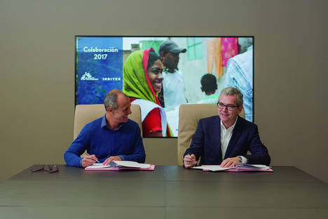 El presidente de Inditex, Pablo Isla (dcha) y el director general de MSF en España, Joan Tubau, durante la firma del convenio en la sede del Grupo.