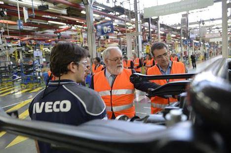 Miguel Arias Cañete visita las instalaciones de Iveco en Madrid