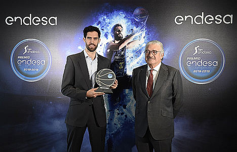 Javier Beirán con el Premio Endesa 2019, junto a José Bogas, Consejero Delegado de Endesa.