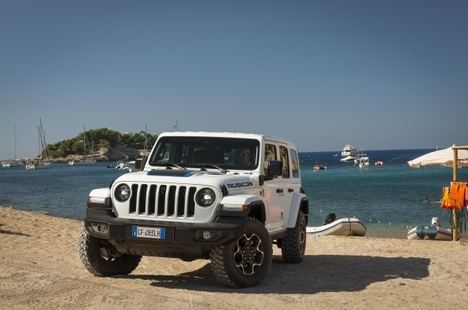 El nuevo Jeep Wrangler 4xe demuestra sus prestaciones en Ibiza