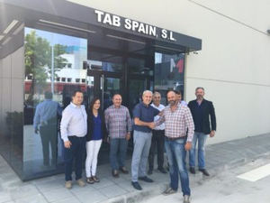 Joan Alcaraz y Marco Veira, directores de TAB Spain e Interveira respectivamente, en las instalaciones de TAB en Barcelona.
