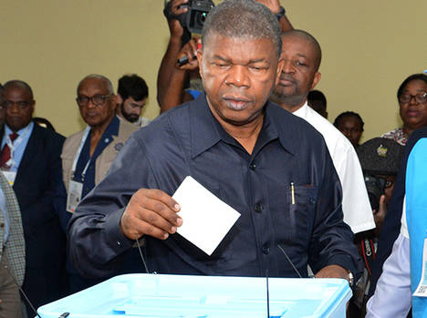 João Lourenço, el nuevo Presidente de la República, depositando su voto.