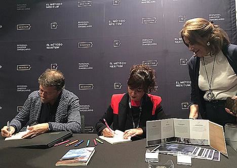 Jordi Clotet y Helena Gallardo firmando ejemplares.