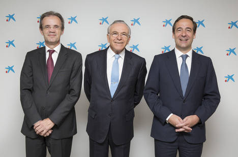Jordi Gual, presidente de CaixaBank; Isidro Fainé, presidente de la Fundación Bancaria -la Caixa- y Gonzalo Gortázar, consejero delegado de CaixaBank