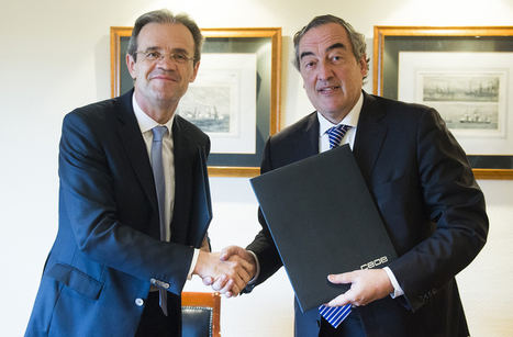 Jordi Gual y Juan Rosell, durante la firma del acuerdo.