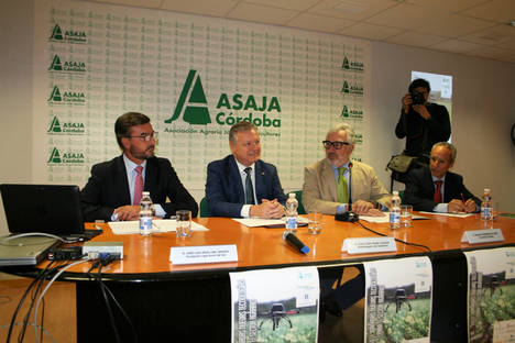 Más de 200 agricultores asisten a la jornada de nuevas tecnologías para el sector agrario