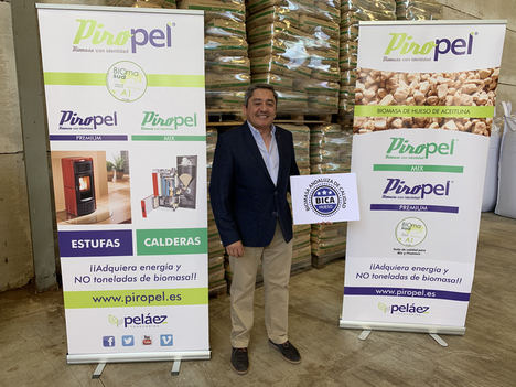 José Pelaéz, mostrando sello calidad biomasa.