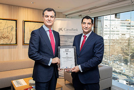 Juan Bernal, director general de CaixaBank Asset Management, y Javier Muñoz, director de Operaciones de Conformidad de AENOR.