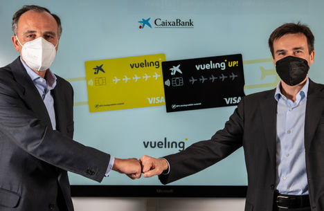 Juan Gandarias, consejero delegado de CaixaBank Payments & Consumer, y Marco Sansavini, Presidente de Vueling.