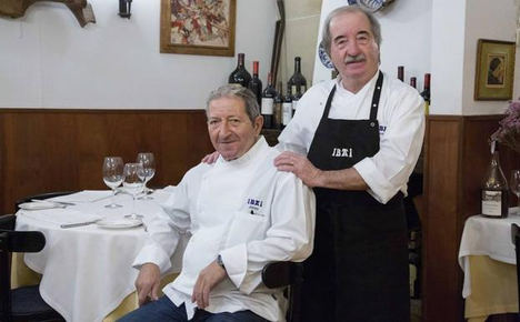 Juantxo y Alicio Garro en el comedor del restaurante Ibai.