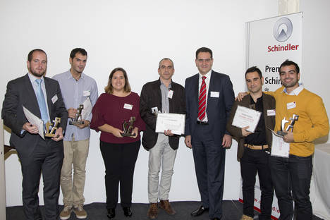 Julio Arce, CEO de Schindler Iberia, con los accésits y el ganador