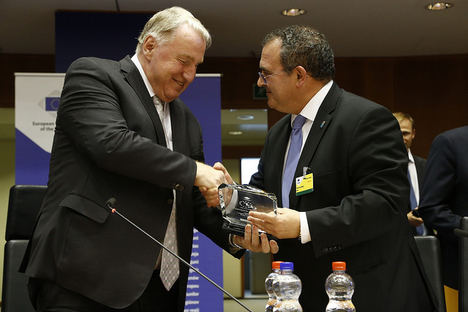 De izda a dcha: Karl-Heinz Lambertz, presidente del Comité Europeo de las Regiones entregando el premio a  Isaac Pola Alonso, consejero de Industria, Empleo y Turismo del Principado.