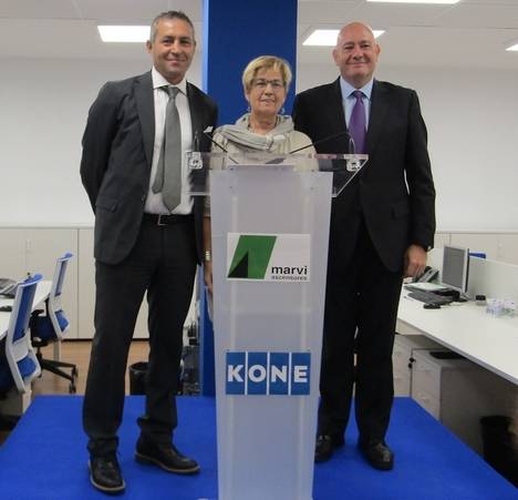 Giovani Lorino, Director General de KONE Ibérica (i); Montse Parra, Regidora de Cultura del Ayuntamiento de Lleida (c); y Javier Bernal, Director de Ventas y Nuevas Instalaciones (d).