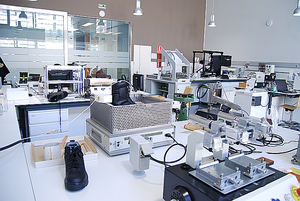 Los laboratorios del CTCR, pioneros en la validación de calzado, un año después de alzarse con la acreditación ENAC