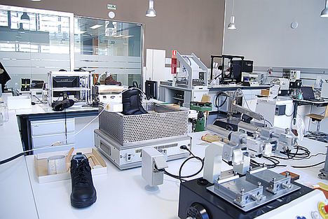 Los laboratorios del CTCR, pioneros en la validación de calzado, un año después de alzarse con la acreditación ENAC