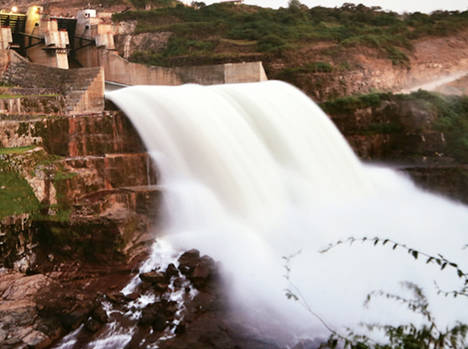 La Central Hidroeléctrica de Cambambe tiene un salto de agua de 30 metros.