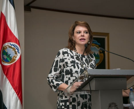 La Excelentisima Sra. D. Ana Helena Chacón, embajadora de Costa Rica.