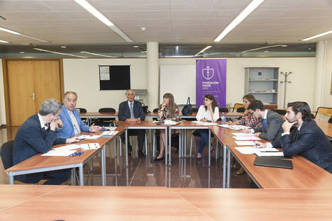 La Junta Directiva mantuvo una reunión de trabajo con la Cátedra y Fundación Inade el pasado 11 de julio, en la que estuvieron presentes sus Directores y el Presidente del Patronato de la Fundación.