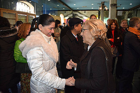 La Ministra Consejera con Funciones Consulares, Milagros Urbina, y la alcaldesa de Madrid Manuela Carmena.