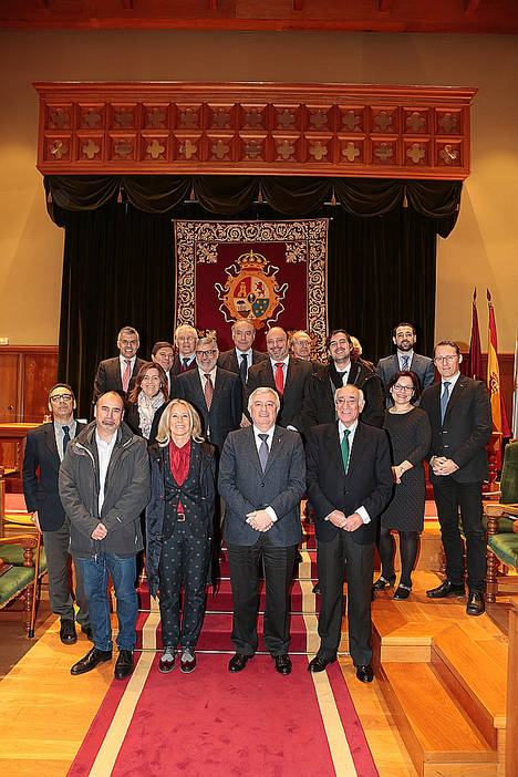 Presidencia, premiados y representantes de Fundación Inade