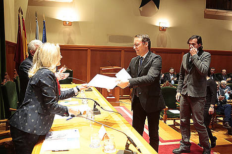 Luis Otero recibiendo el premio en representación del grupo VALFINAP (autores del informe)