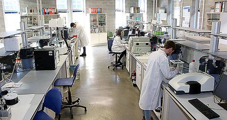 Investigadores de Polimerbio en el laboratorio de Bilbao.