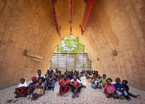 La comunidad de Thionk-Essyl (Senegal), en su futura escuela.
