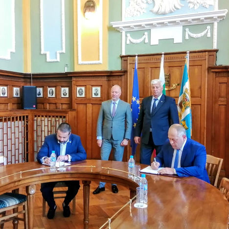 La firma del contrato contó con la presencia del ministro de Transporte búlgaro, Rosen Zhelyazkov, el alcalde de Plovdiv, Zdravko Dimitrov, el presidente del consejo de administración de NRIC y el director ejecutivo de Geostroy, Vladimir Vutov.