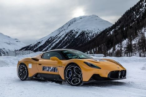 La potencia del Maserati MC20 sobre la nieve