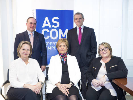 La presidenta de ASCOM, Sylvia Enseñat, junto con los miembros del Comité Académico de CESCOM (José Zamarriego, Manuel Conthe, María Gracia Rubio y Elisabet Escayola)