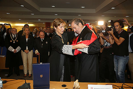 La presidenta del CGAE impone la Gran Cruz al decano de ICAMALAGA.